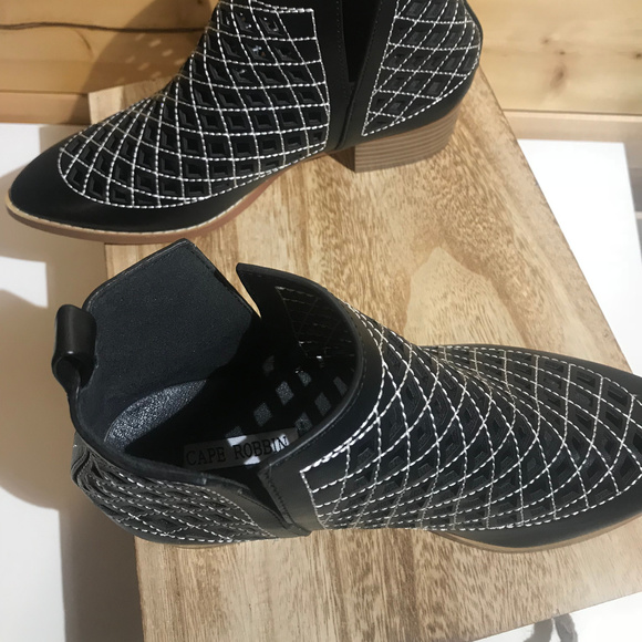 Cape Robbin Ankle Boots - Picture 4 of 7